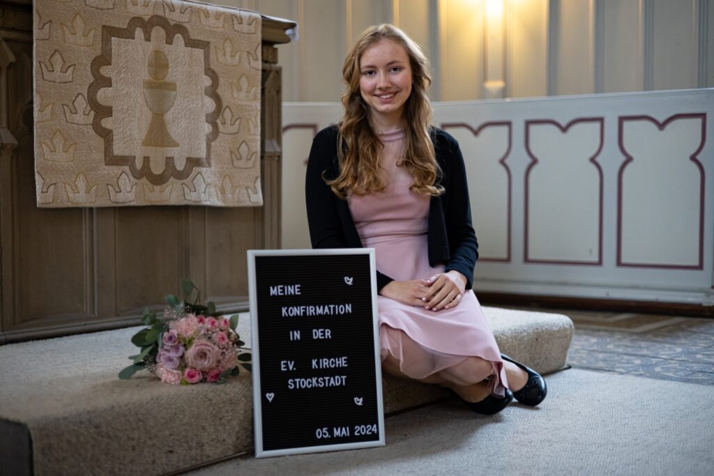 Konfirmandin sitzt am Altar