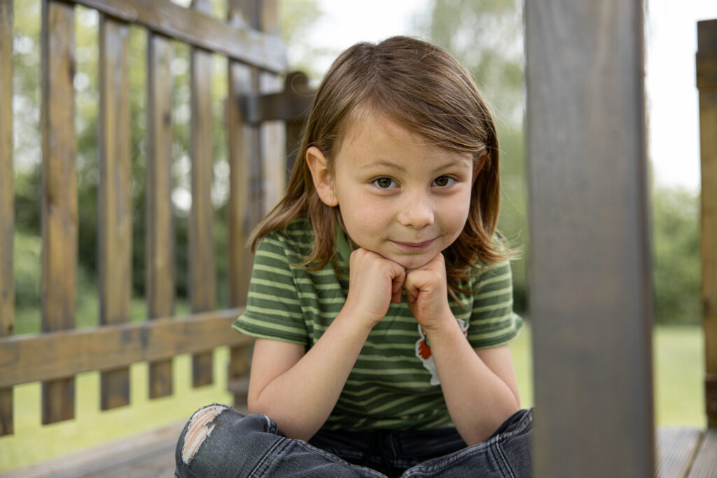 Kitakind stützt Kopf auf die Hände