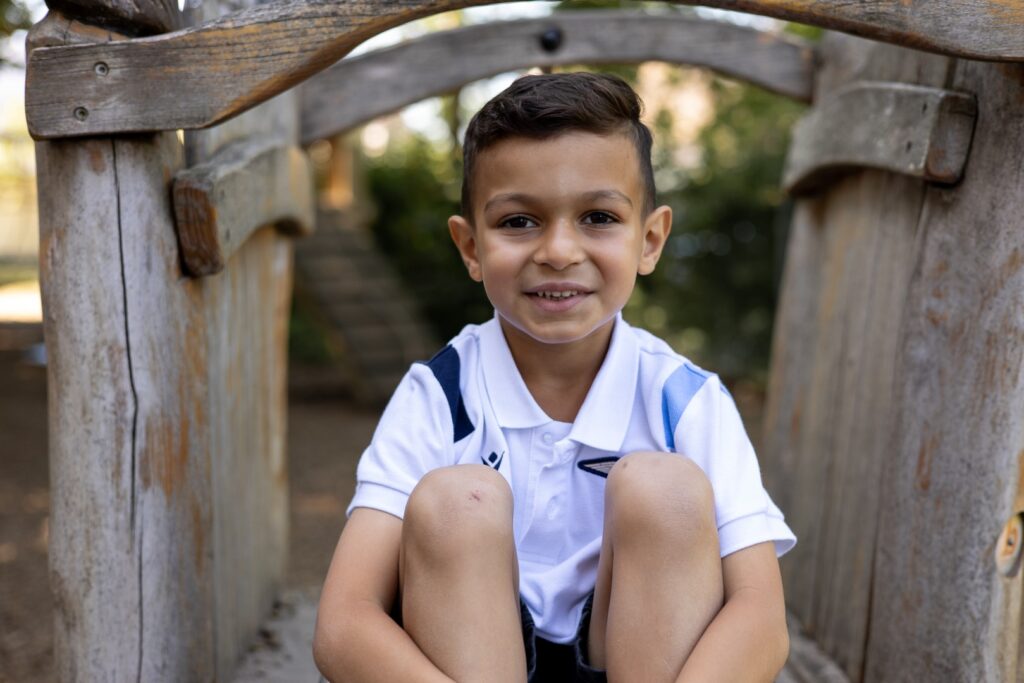 Kitajunge sitzt auf Rutsche