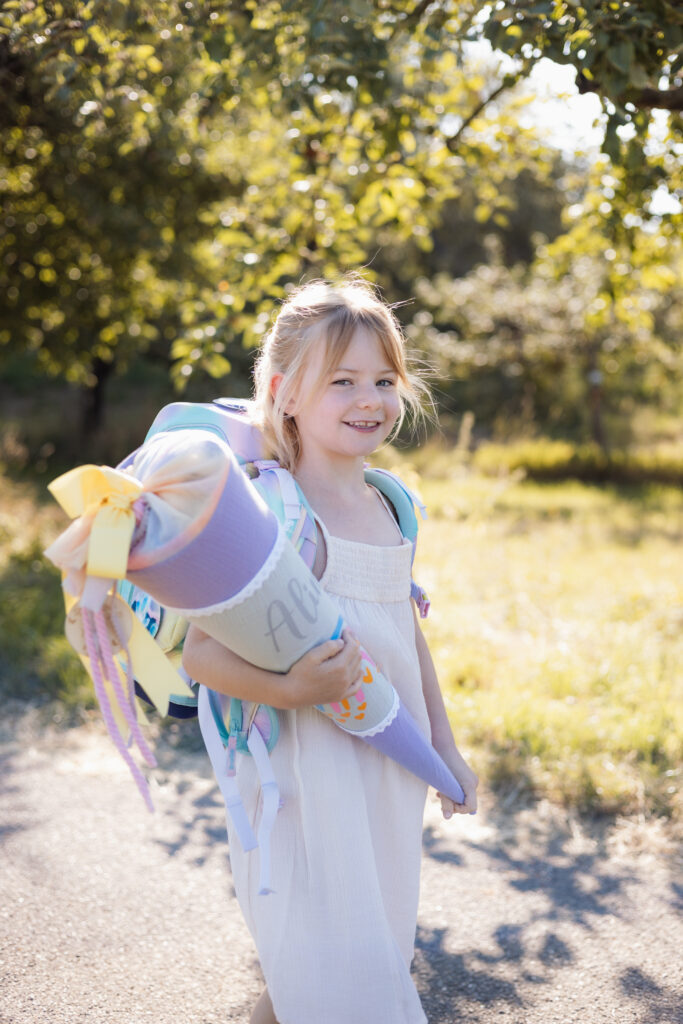 Schulmädchen mit Schultüte in der Hand