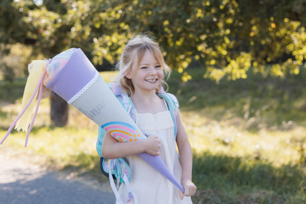 Schulmädchen mit Schultüte in der Hand