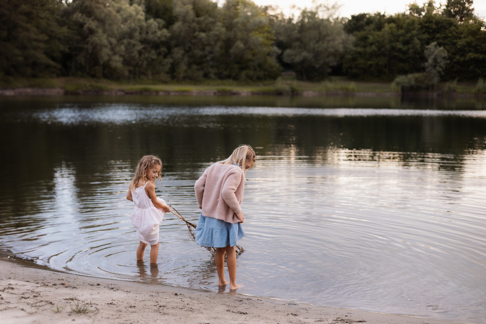 Zwei Mädels stehen mit den Füßen im Wasser