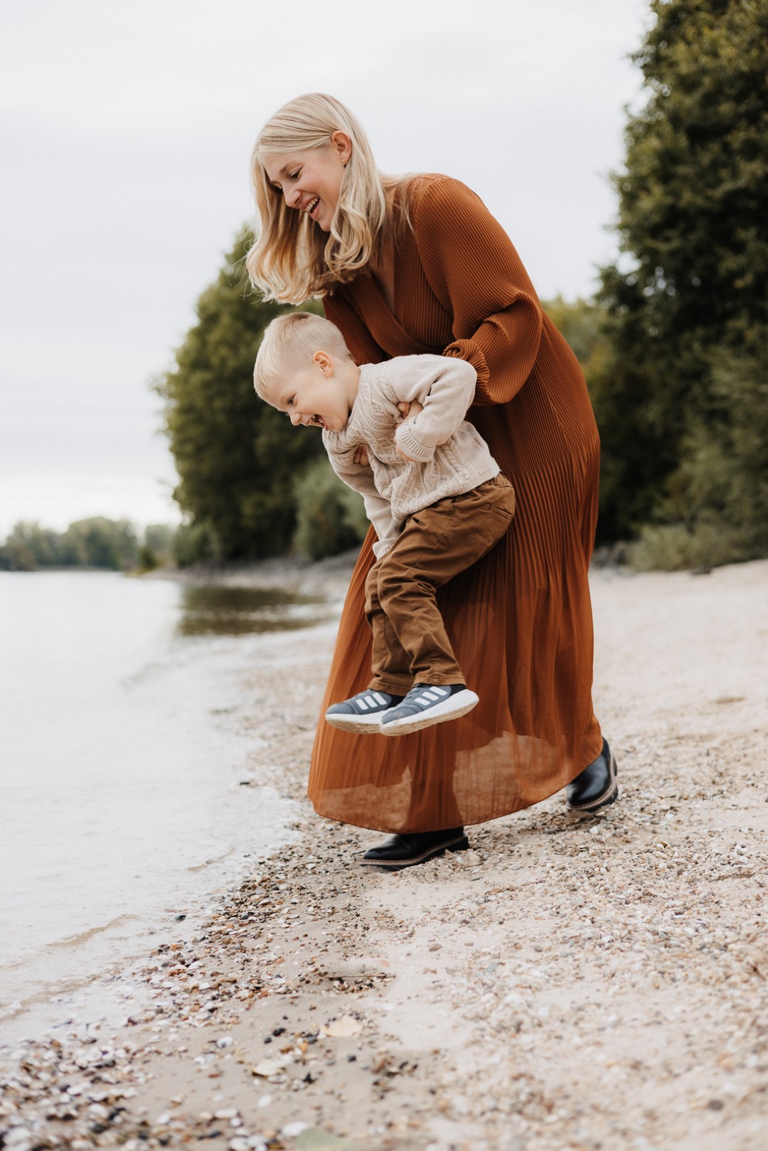 Mama und Sohn am Strand