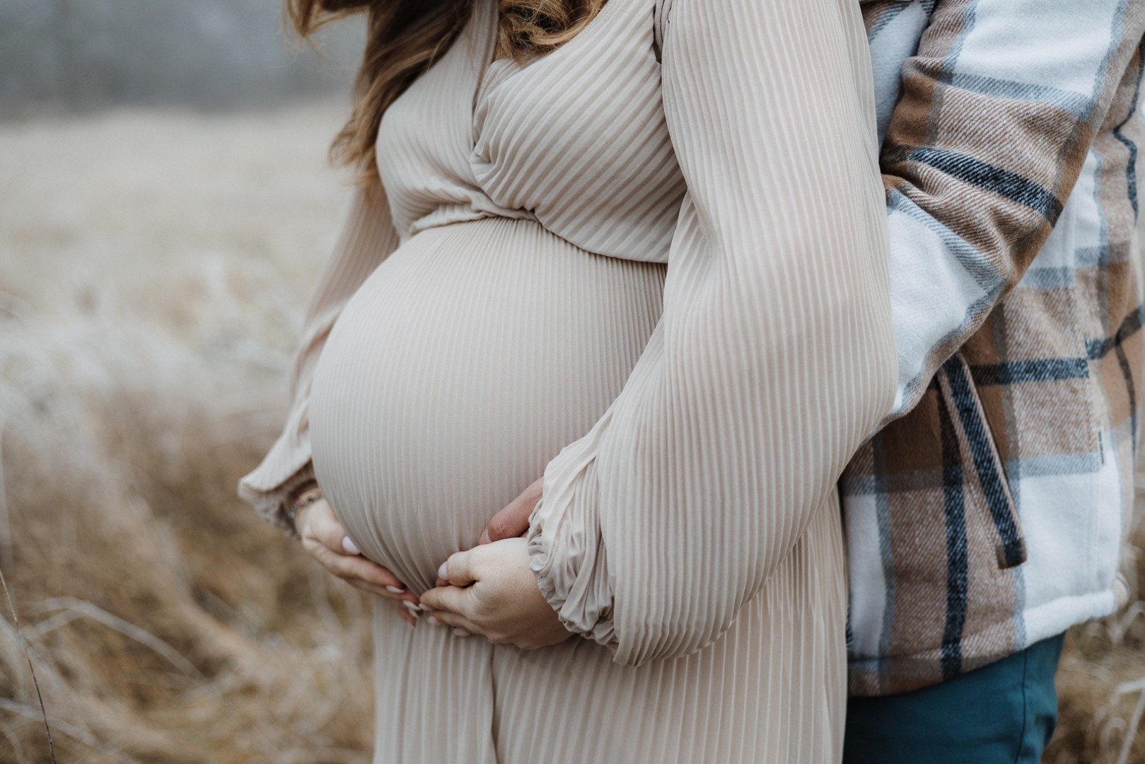 Paar steht dicht zusammen und halten Babybauch