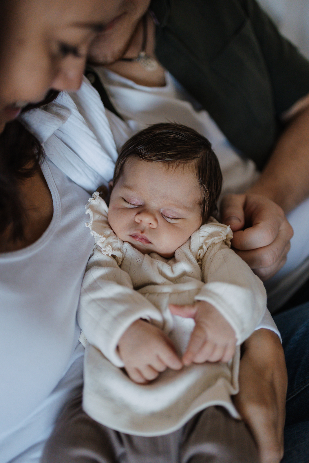 Mama hält ihr Baby im Arm
