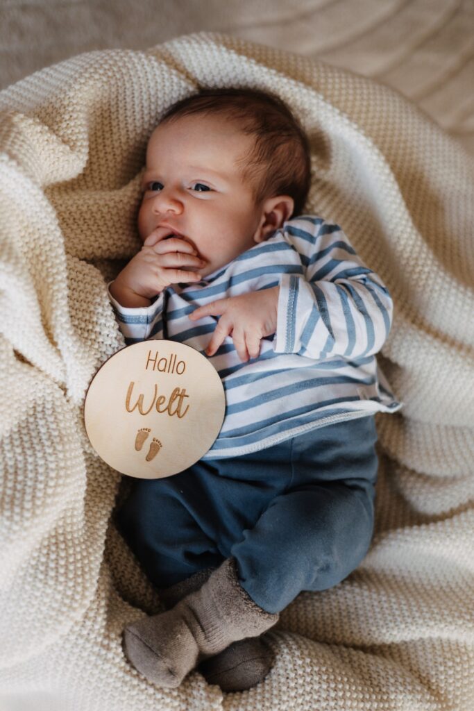Baby liegt im Körbchen
