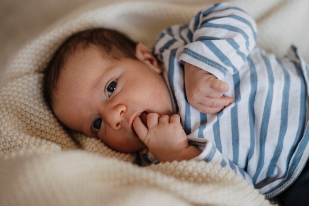 Baby liegt im Körbchen