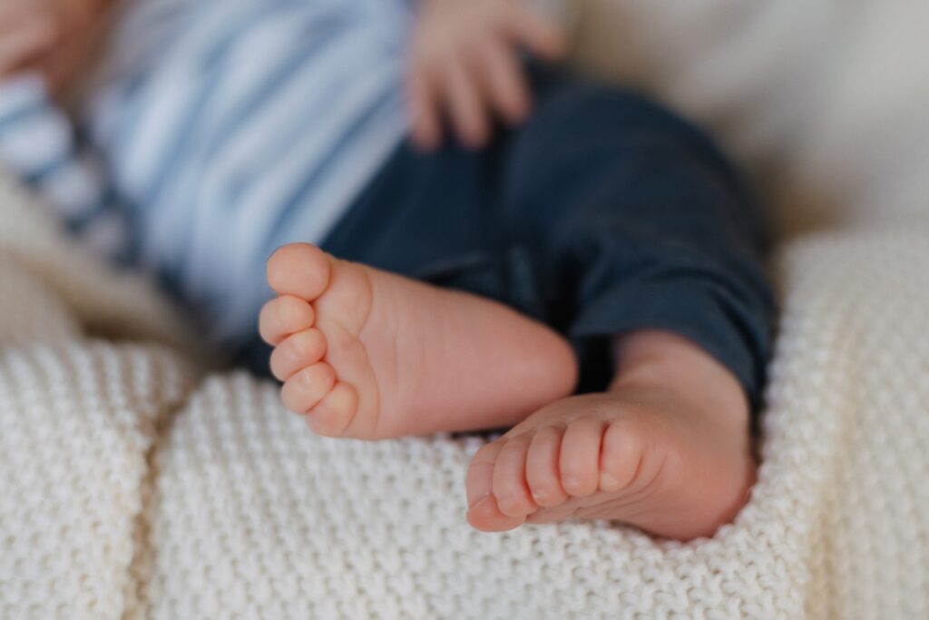 Baby liegt im Körbchen - Detailfoto von den Füßen