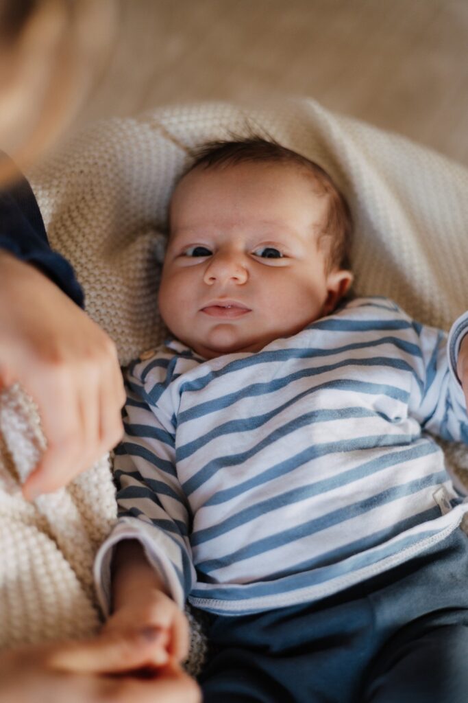 Baby liegt im Körbchen