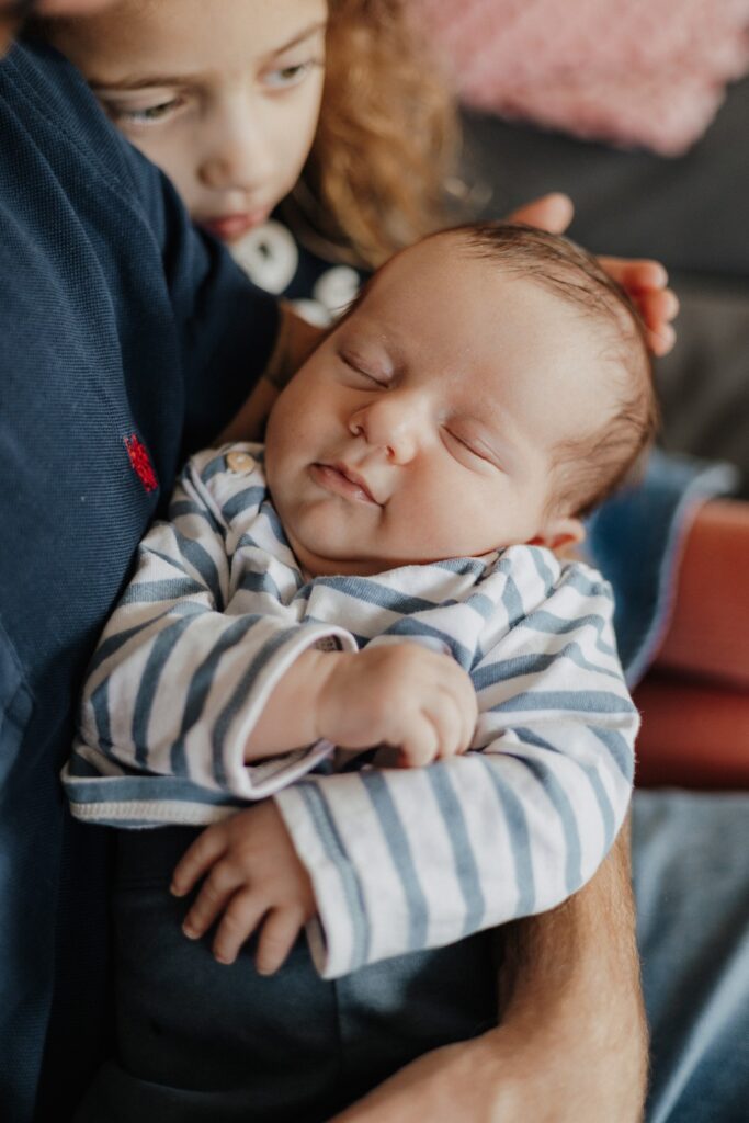 Papa hält seinen Sohn im Arm