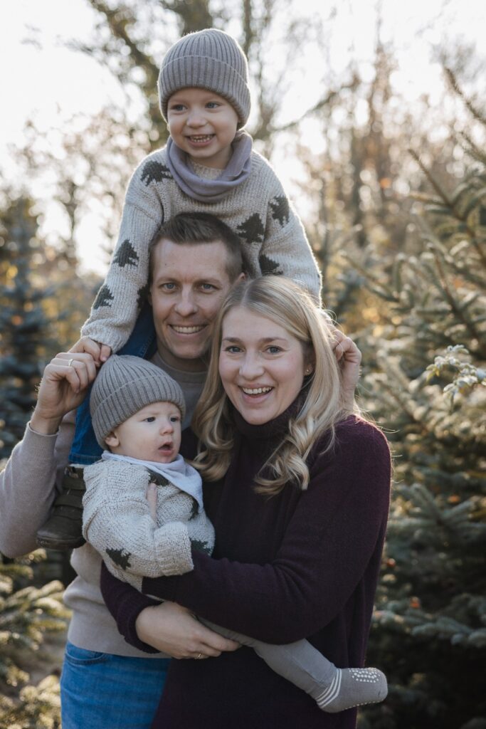 Familie im Tannenwald